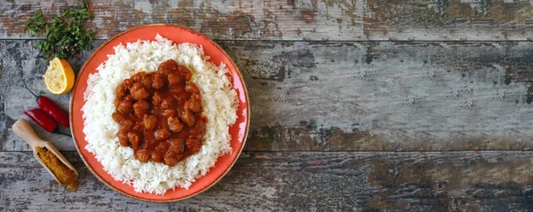 Veganer Curryreis Auf Einem Teller Weißer Reis Mit Curry Und — Stockfoto