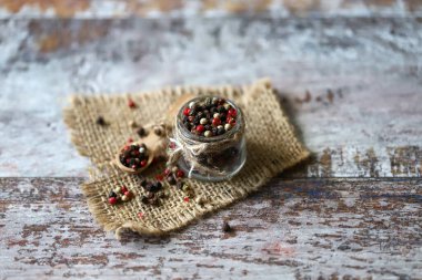 Çok renkli karabiber. Biber karışımı..