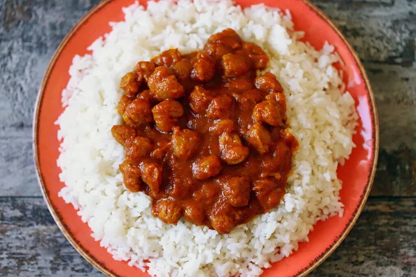 Vegán Curry Rizs Tálcán Fehér Rizs Curryvel Szójahússal Vegán Ebéd — Stock Fotó