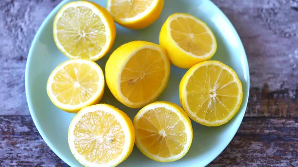 Teller Mit Frischen Zitronen Vorhanden Halbierte Zitronen Auf Einem Teller — Stockfoto