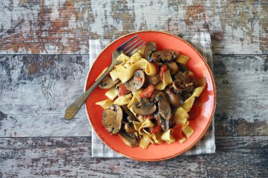 Bir tabak mantarlı, kremalı ve baharatlı makarna. Mantarlı makarna tarifi. Evde yemek pişirmek..