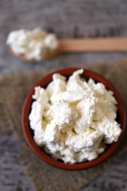 Taze ev yapımı süzme peynir. Süt ürünleri.