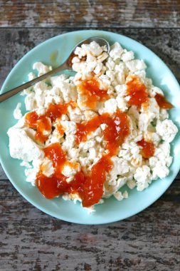 Bir tabak reçelli süzme peynir. Sağlıklı kahvaltı. Keto diyeti.