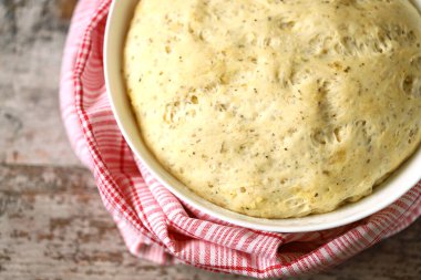 Kasede hamur mayası. Ekmek ya da pizza için Hamur. Hamur bir kasede eritiliyor..