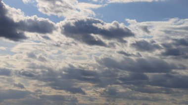 Pofuduk bahar bulutları. Bulutlu soğuk gökyüzü.