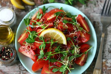 Domatesli ve mikroyeşillikli sağlıklı vejetaryen salatası. Kilo vermek için yiyecek. Vejetaryen diyeti.