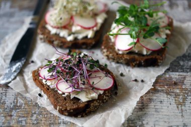 Mikroyeşillik ve turplu sağlıklı tost. Diyet yemek. Keto tost..