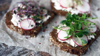 Mikroyeşillik ve turplu sağlıklı tost. Diyet yemek. Keto tost..