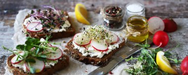 Mikroyeşillik ve turplu sağlıklı tost. Diyet yemek. Keto tost..