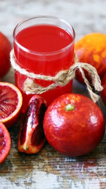 Kırmızı portakal suyu. Tahta yüzeyde taze kanlı portakallar..