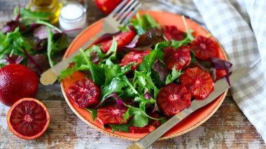 Kırmızı portakallı süper besleyici detoks salatası ve salata karışımı. Vejetaryen diyeti. Diyet yemek. Zindelik besin.