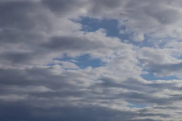 Φλάφι Σύννεφα Του Ανοιξιάτικου Ουρανού Κρύος Ουρανός Σύννεφα — Φωτογραφία Αρχείου