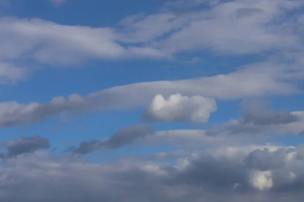 Nuages Moelleux Ciel Printanier Ciel Froid Avec Nuages — Photo