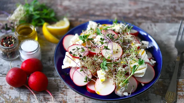 Gezonde Salade Een Bord Salade Met Radijs Witte Kaas Microgreens — Stockfoto