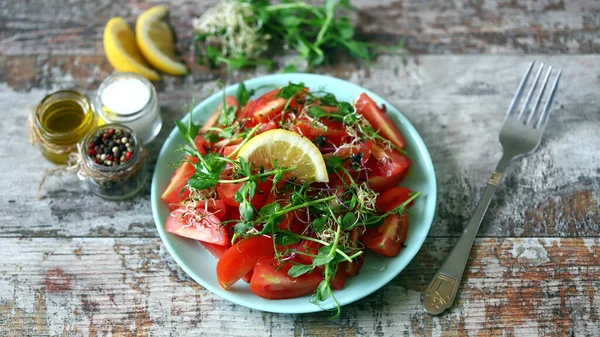 Gesunder Veganer Salat Mit Tomaten Und Mikrogemüse Nahrung Zur Gewichtsabnahme — Stockfoto