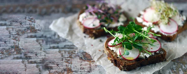 Toasturi Sănătoase Ridiche Brânză Albă Microverdeață Dieta Keto Toasturi Keto — Fotografie, imagine de stoc