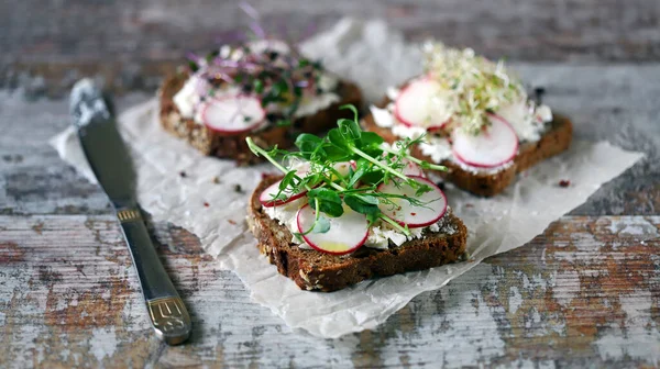 Mikroyeşillik ve turplu sağlıklı tost. Diyet yemek. Keto tost..