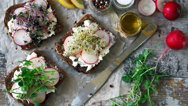 Toasturi Sănătoase Ridiche Brânză Albă Microverdeață Dieta Keto Toasturi Keto — Fotografie, imagine de stoc