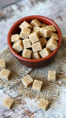 Kase içinde esmer şeker küpleri. Sağlıklı beslenme.