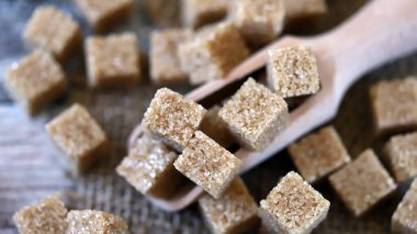 Tahta bir spatulada kamış şekeri..