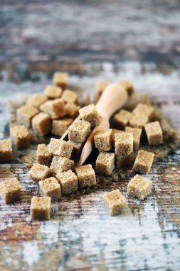 Kahverengi şeker küplü ahşap spatula.