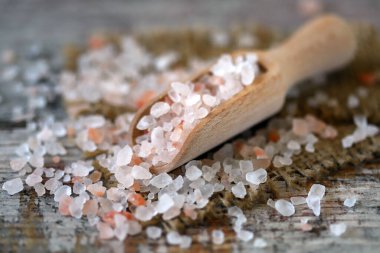 Tahta bir spatulada Himalaya tuzu.