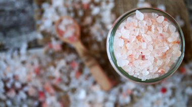 Kavanozda büyük miktarda Himalaya tuzu var. Üst görünüm.