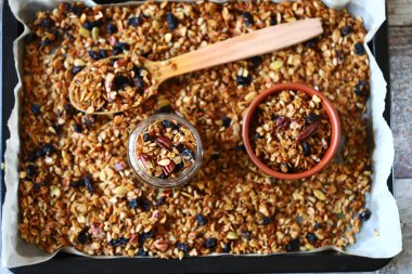 Taze ev yapımı granola. Sağlıklı kahvaltı ya da atıştırmalık. Tahıl pişiriyorum..