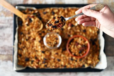 Kavanozda ve tavada ev yapımı granola. Sağlıklı kahvaltı ya da atıştırmalık. Evde yemek pişirmek..
