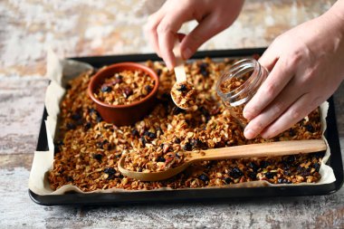 Taze ev yapımı granola. Sağlıklı kahvaltı ya da atıştırmalık. Tahıl pişiriyorum..