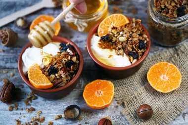 Sağlıklı kahvaltı ya da tatlı. Mısır gevreği ve mandalinalı yoğurt. Ev yapımı granola. - Tatlım. Düz yatıyordu.