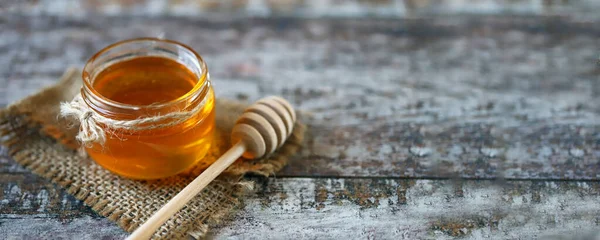 蜂蜜在一个罐子里 坚持蜂蜜 健康的甜蜜 养蜂业产品 — 图库照片