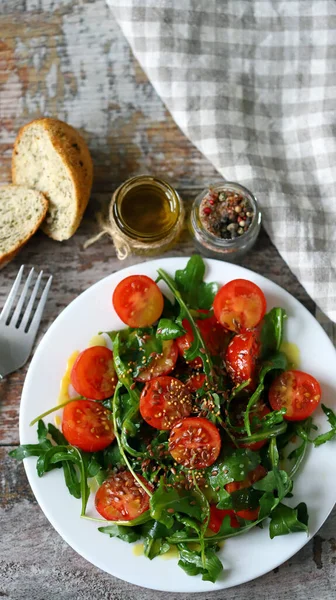 Gesunder Frischer Rucola Kirschsalat Auf Einem Teller Vegane Ernährung Gesunde — Stockfoto