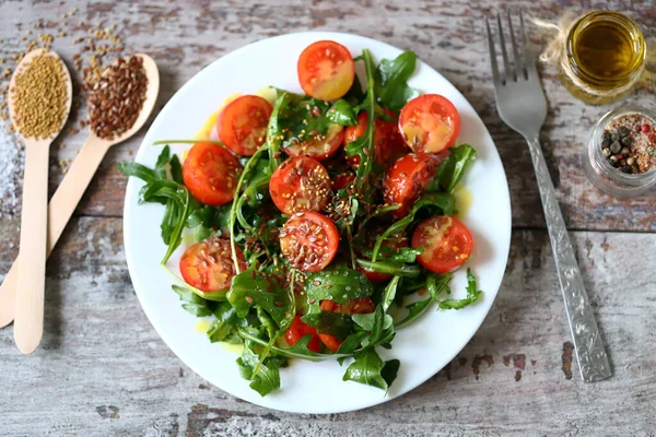 健康沙拉 配上牛油果 西红柿和种子 — 图库照片