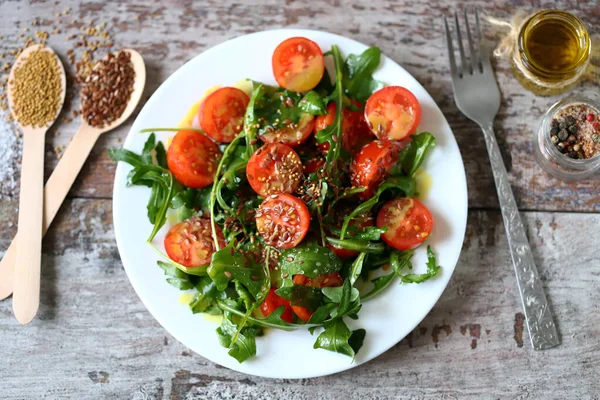 Sund Sallad Med Ruccola Körsbärstomater Och Frön — Stockfoto