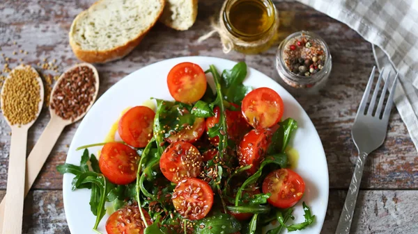 Salada Cereja Arugula Fresca Uma Chapa Dieta Vegan Alimentos Saudáveis — Fotografia de Stock