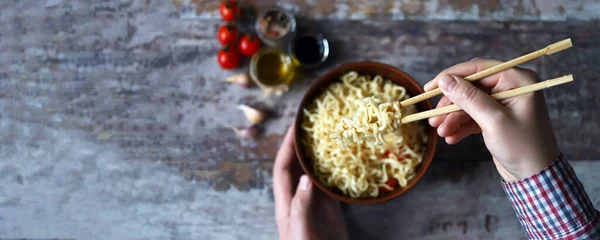 Man Eating Noodles Chopsticks Chinese Noodles — Stock Photo, Image