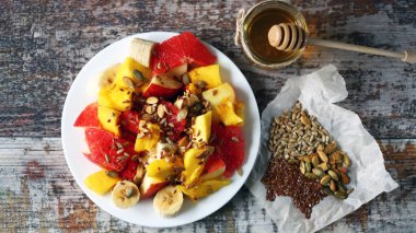 Mango, greyfurt ve çekirdekli taze meyve salatası. Sağlıklı yiyecekler. Vejetaryen diyeti.