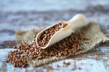 Tahta bir spatulada çiğ karabuğday..