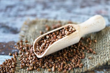 Tahta bir spatulada çiğ karabuğday..