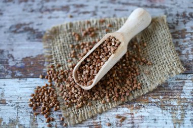 Tahta bir spatulada çiğ karabuğday..