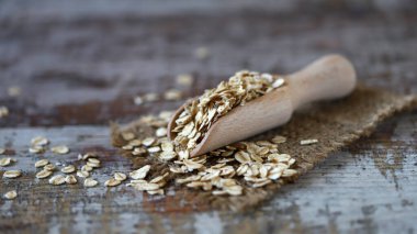 Tahta bir spatulada yulaf ezmesi. Seçici odaklanma. Makro.