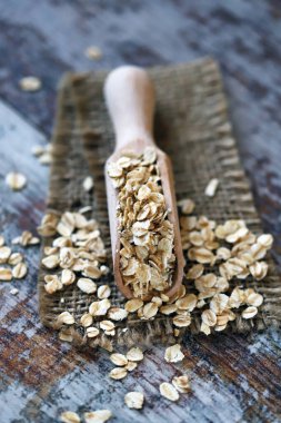 Tahta bir spatulada yulaf ezmesi. Seçici odaklanma. Makro.