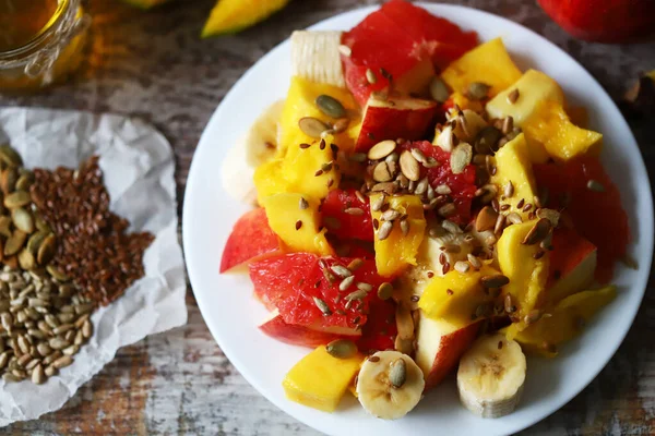 新鲜多汁的水果沙拉放在有芒果 柚子和种子的盘子里 健康食品 马达加斯加人的饮食 — 图库照片