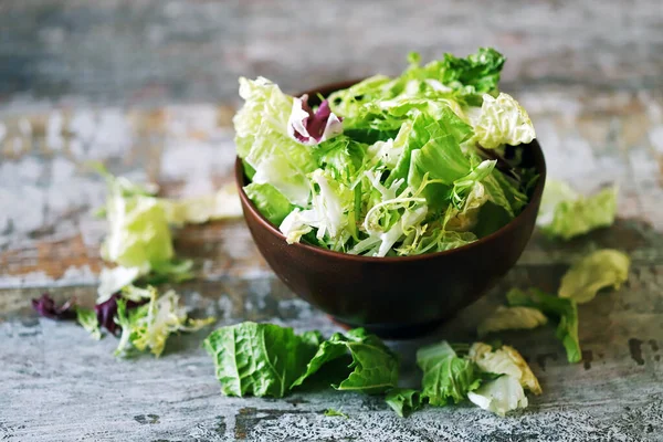 Campuran Segar Salad Dalam Mangkuk Makanan Sehat Bulanan Salad Vegan — Stok Foto