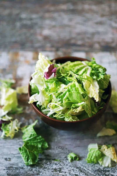 Mistura Fresca Saladas Uma Tigela Comida Saudável Salada Vegana — Fotografia de Stock