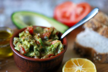 Taze guacamole. Avokado guacamole sosu. Keto diyeti. Keto atıştırmalığı.