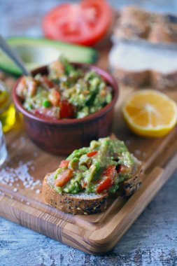 Taze guacamole. Avokado guacamole sosu. Keto diyeti. Keto atıştırmalığı.