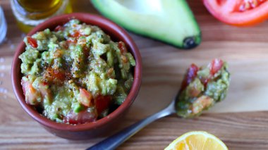 Taze guacamole, tahtadan yapılmış ekmek. Keto diyeti.
