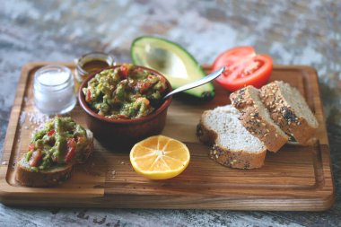 Taze guacamole, tahtadan yapılmış ekmek. Keto diyeti.